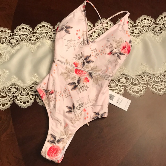 Cupshe Swimsuit - Picture 4 of 6